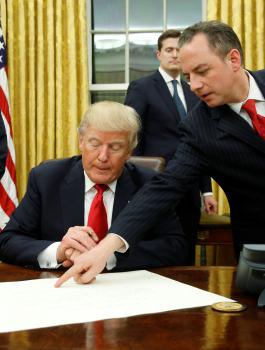 ترامب يوقع على قانون توسيع العقوبات ضد روسيا 