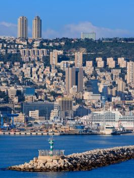 إصابة إسرائيليين بعد اقترابهم من مادة مشبوهة أرسلت للقنصلية الفرنسية بحيفا 