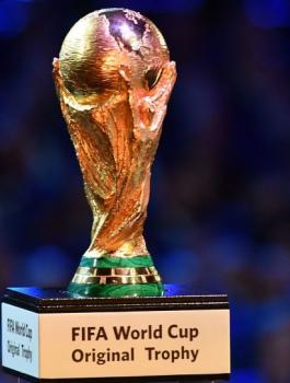 عربي يشارك في صناعة مجسم كأس العالم 