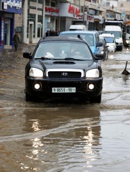 الأمطار الغزيرة مستمرة ودرجات الحرارة تواصل انخفاضها اليومين القادمين