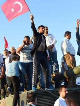 أتراك يحتفلون بفشل الانقلاب صباح اليوم- (ا ف ب)