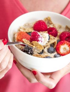 اغذية تحافظ على جمال المرأة 