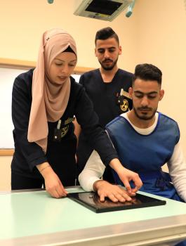 الجامعة  الامريكية توفر جهاز TLD لقياس الجرعة الاشعاعية أثناء التدريب العملي