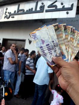 رواتب الموظفين تصرف اليوم الخميس