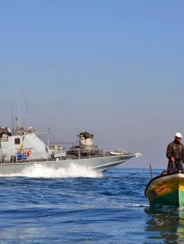 استشهاد صياد فلسطيني وإصابة اثنين واعتقالهما في عرض البحر شمال غزة