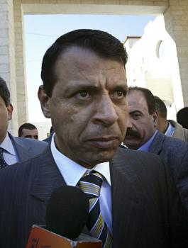 موقع بريطاني: السلطة ستطلب من الانتربول اعتقال محمد دحلان