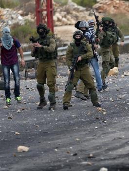 اطلاق النار صوب سيارة بالخليل 