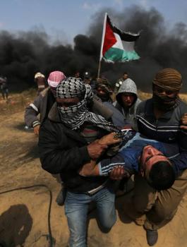 إصابة 25 مواطناً بجروح واختناق بالغاز شرق قطاع غزة