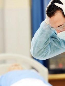 طبيب يجري عملية جراحية في دماغ المريض الخطأ