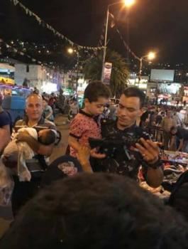 شرطي يحقق امنية طفل ضائع 