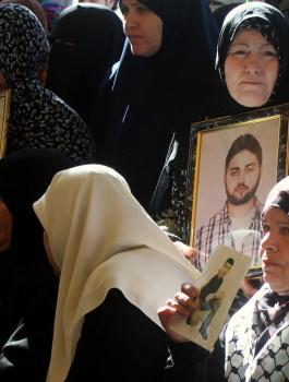 اتفاق بزيارة الأسرى مرتين في الشهر