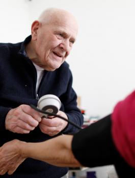 طبيب يعالج مرضاه 