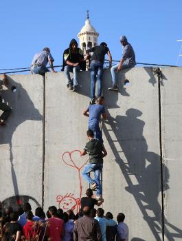 عامل فلسطيني 41 عاما .. يصاب بكسور في قدميه نتيجة 