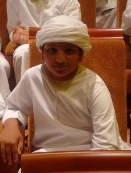 طفل اماراتي يشتري لوحات سيارات