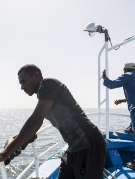 صيَّادو تونس أصبحوا يخشون البحر بسبب كثرة جثث المهاجرين.. ستفاجئك كيفية دفنهم