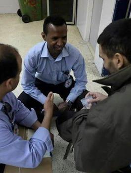 الصليب الأحمر يزور الأسرى المضربين في نفحة