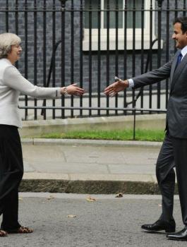 التظاهر ضد امير قطر في بريطانيا 