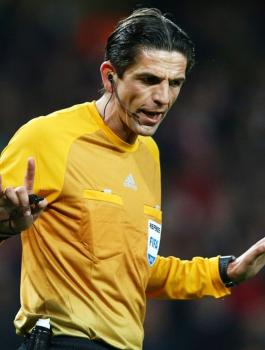 رئيس نادي يهدد حكم بالسلاح بعد إلغاءه هدف في الدقيقة 90