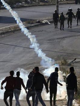 اصابات بقنابل غاز