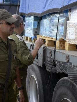 israeli-soldiers-inspect-a-humanitarian-aid-truck-before-it-enters-gaza-erez-border-crossing-july-2014