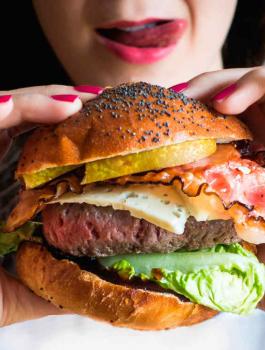 مرض خطير يصاب به من لا يتناول  اللحوم 