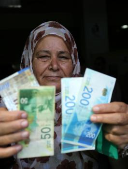 صرف رواتب الموظفيين العموميين 