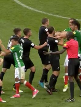 عراك مثير بين لاعبي المكسيك ونيوزيلاندا بكأس القارات (فيديو)