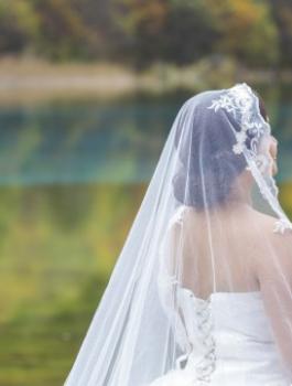 فتاةة تتزوج من نفسها 