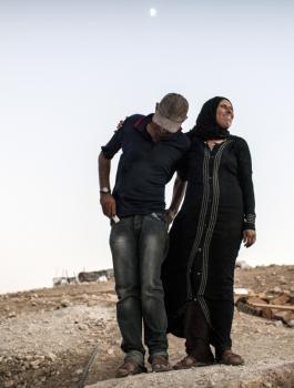 مستوطنون يعتدون بالهراوات الحادة والعصي على شاب ووالدته قرب رام الله