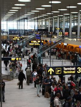 السلطات الدنماركية تغلق 9 بوابات بمطار العاصمة بعد تهديدات باستهداف طائرات تركية