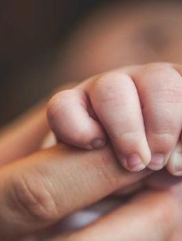 وفاة طفلة عامين بحادث دهس 