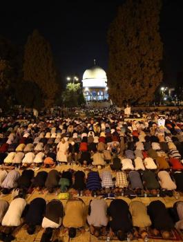 100 ألف مصل يؤدون صلاة العشاء والتروايح في رحاب المسجد الأقصى