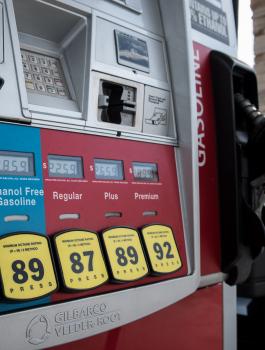 فلسطين من أعلى 15 دولة في العالم في سعر البنزين