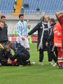 وفاة لاعب كرة قدم بعد أن اصطدمت الكرة في صدره