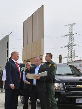 الجدار الحدودي بين اميركا والمكسيك  