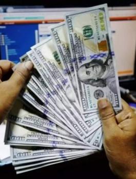 هونغ كونغ توزع مليارات الدولارات 