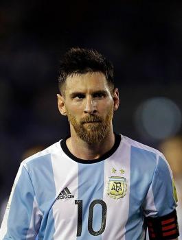 الفيفا يعاقب ميسي بالحرمان 4 مباريات في تصفيات المونديال 