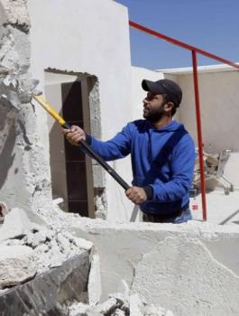 فلسطيني يهدم منزله بيده في القدس 