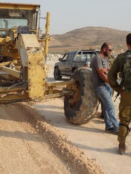 منع شق طريق في العرقة 