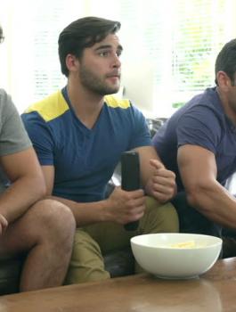 الرجال ومشاهدة التلفاز 