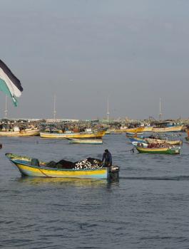 الاحتلال يقلص مساحة الصيد في بحر غزة