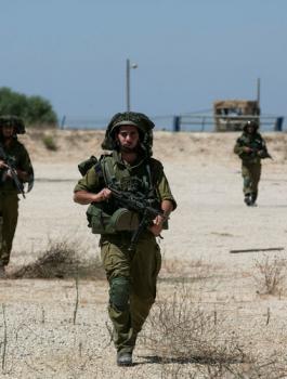 اعتقال جنود اسرائيليين سرقوا اموال من عمال فلسطينيين 