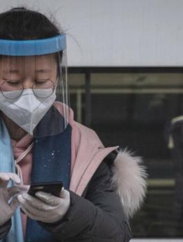 اول متعافية من كورونا في الصين 