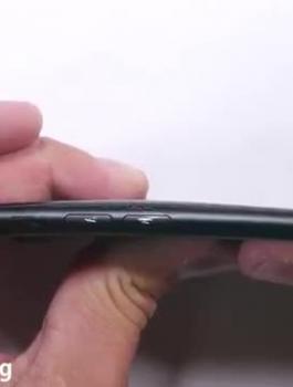 تحطيم هاتف ايفون 7 