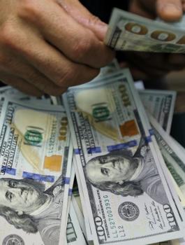 الدولار وفيسبوك 