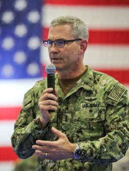 قائد الأسطول الخامس، الأدميرال سكوت ستيرني