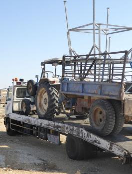 الاحتلال يصادر جرار زراعي ومركبة في طوباس 
