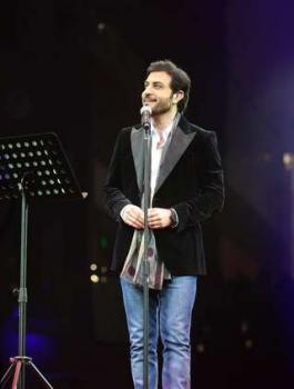 فتاة تحتضن ماجد المهندس 