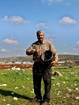 المستوطنون يعتدون على المواطنين في الخليل 