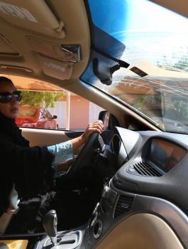 السعودية تعلن أنها ستسمح للمرأة بقيادة الشاحنات والدراجات النارية!